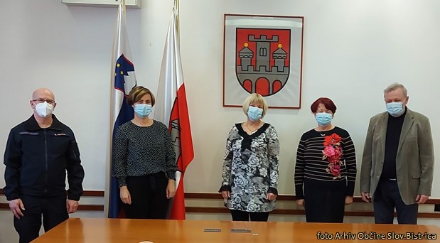 znak za pozrtvovalnost v boju proti COVID-19-splet znak za pozrtvovalnost v boju proti COVID-19-splet